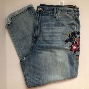 NWOT American Eagle Mom Jean w/ floral embroidered